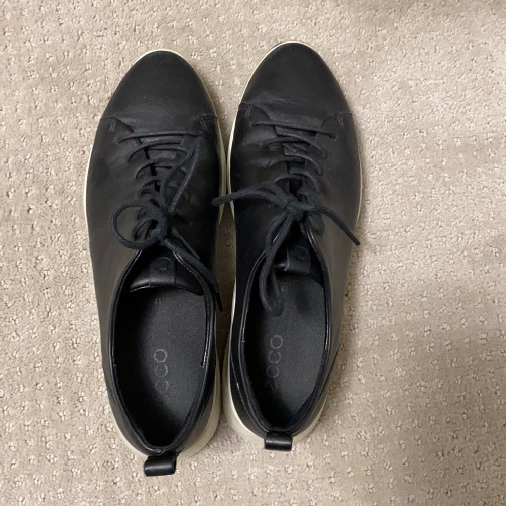 Size 41 Ecco black leather shoes - designed for comfort!! Awesome sneaker!